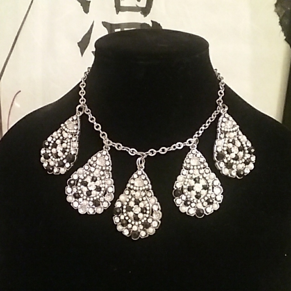 Necklace White House Black Market